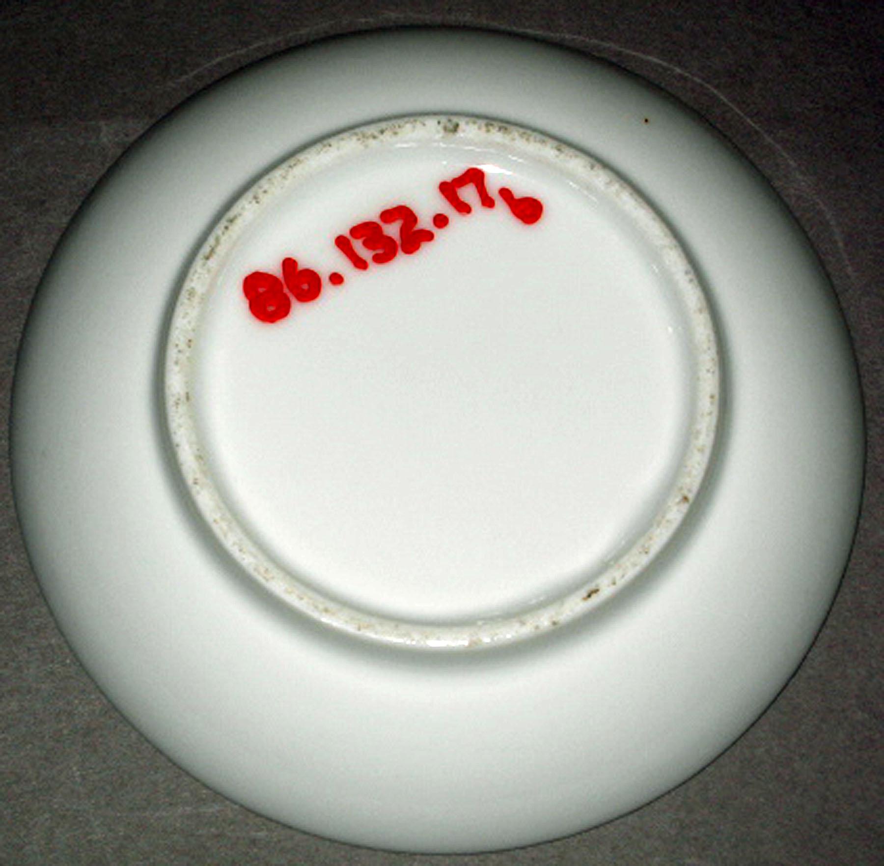 1986.0132.017 B Porcelain saucer (underside)