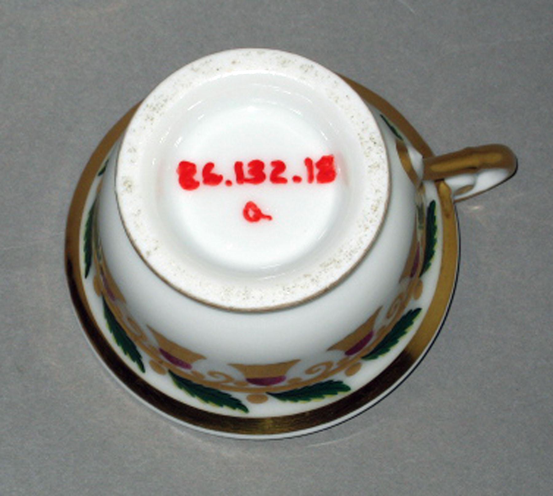 1986.0132.018 A Porcelain teacup (underside)