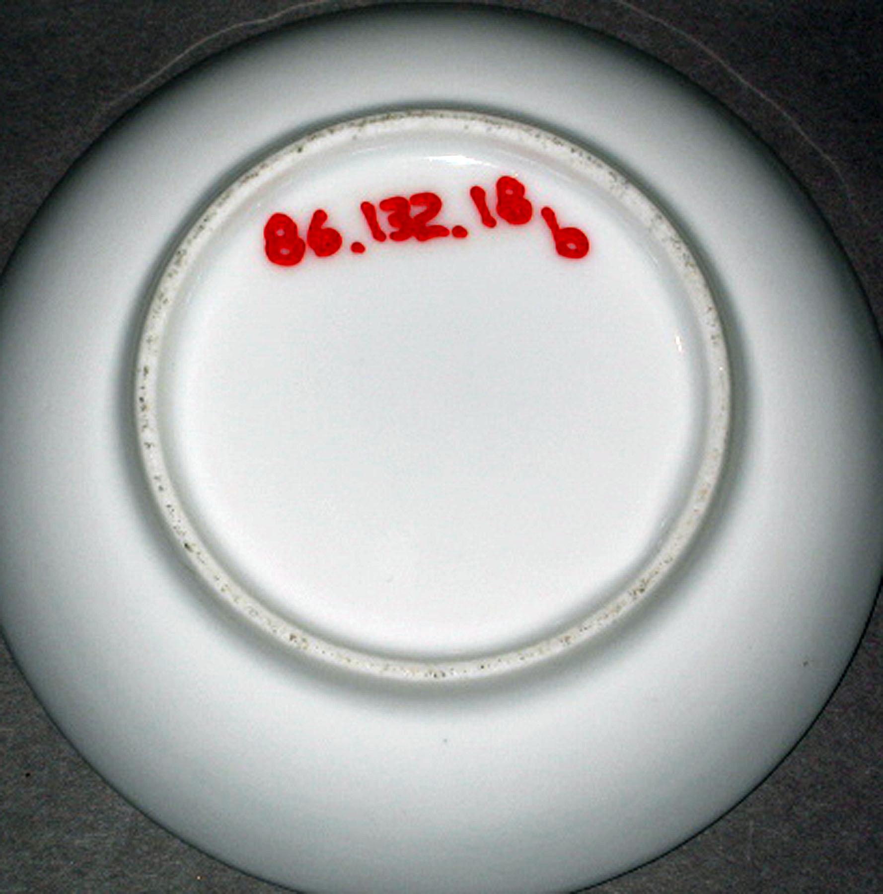 1986.0132.018 B Porcelain saucer (underside)