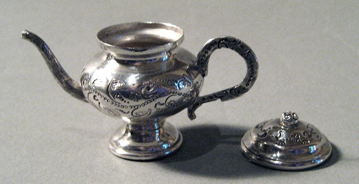 1986.0135.002 A, B Silver Teapot open