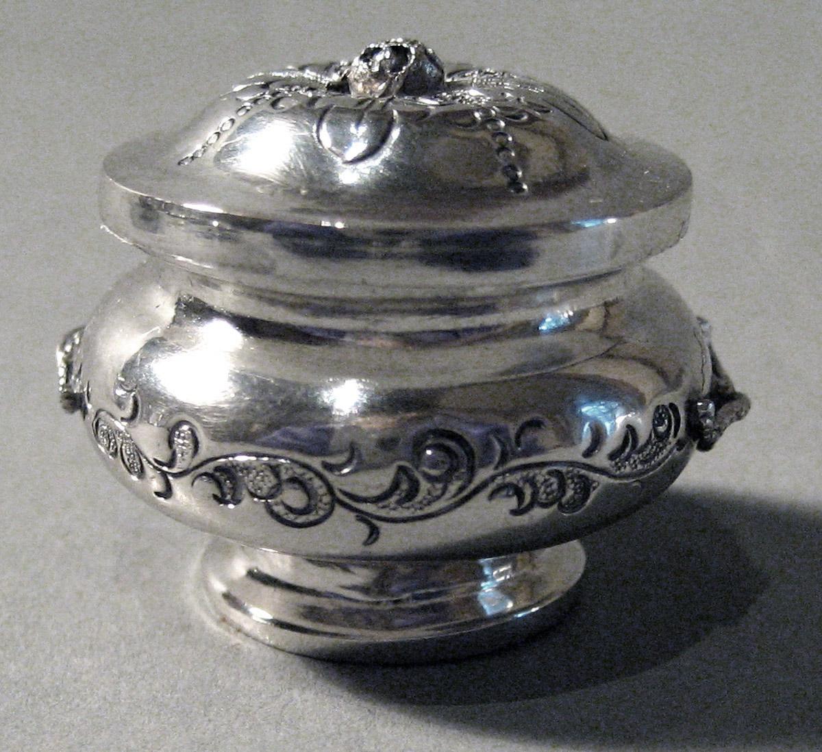 1986.0135.003 A, B Silver Sugar Bowl side 2