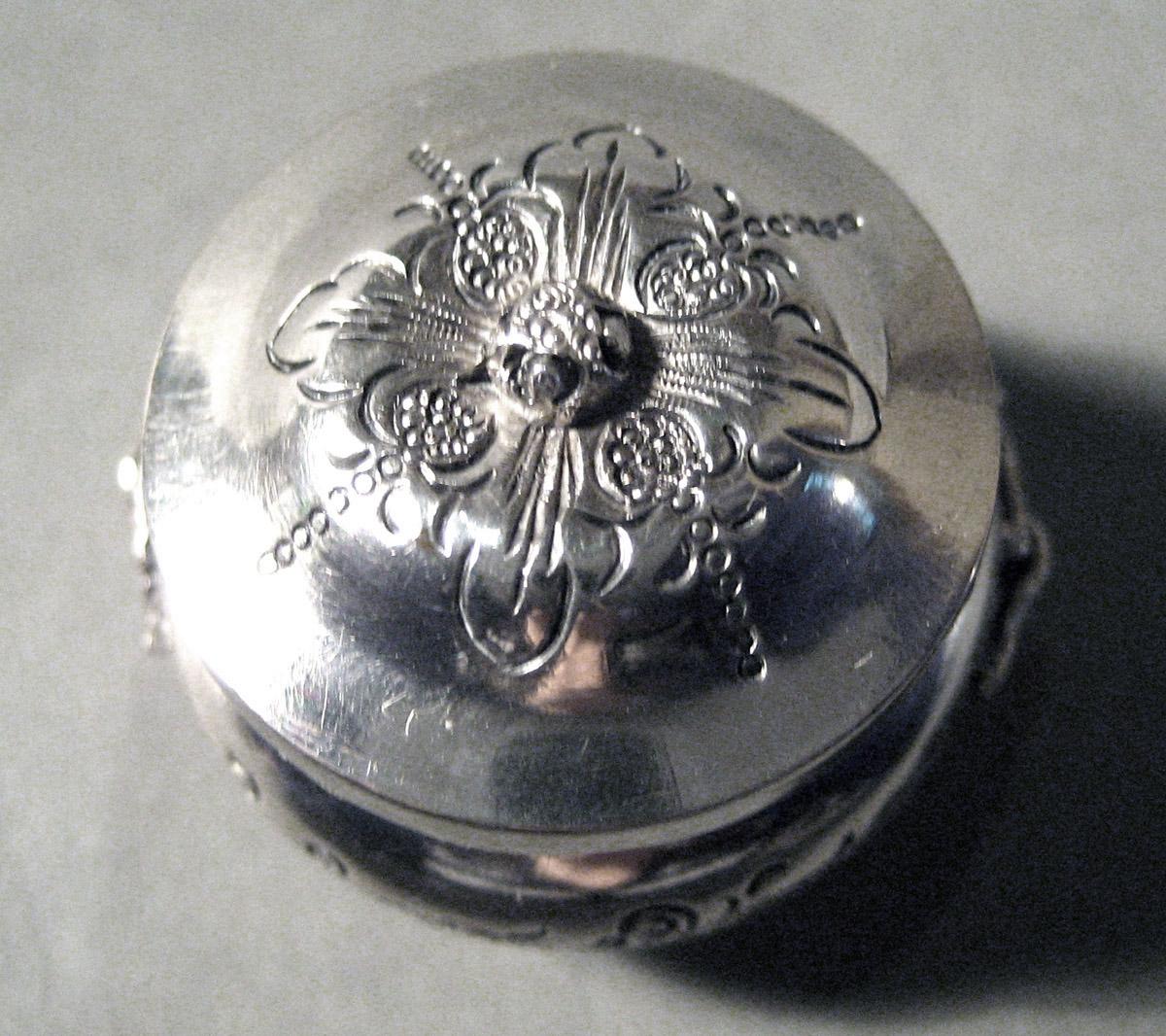 1986.0135.003 A, B Silver Sugar Bowl top view