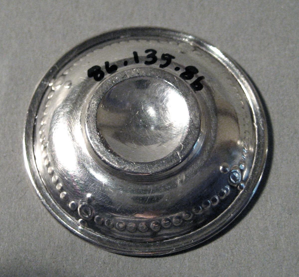 1986.0135.008 B Silver Saucer underside