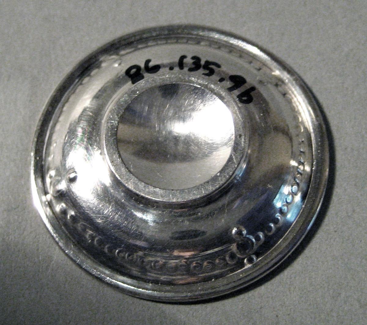 1986.0135.009 B Silver Saucer underside