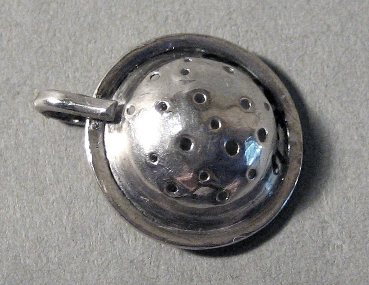 1986.0135.011 Silver Strainer underside