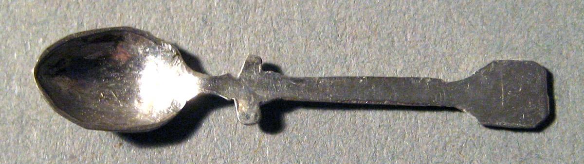 1986.0135.016 Silver Spoon upper surface