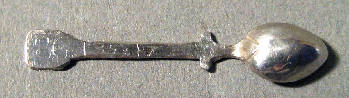 1986.0135.017 Silver Spoon underside