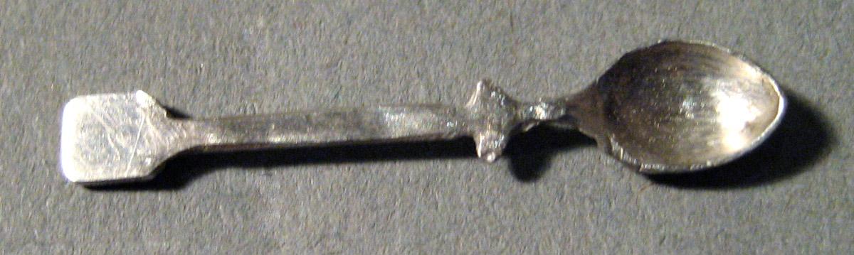 1986.0135.018 Silver Spoon upper surface