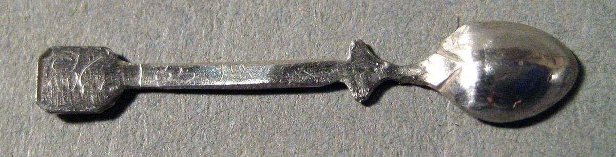 1986.0135.018 Silver Spoon underside