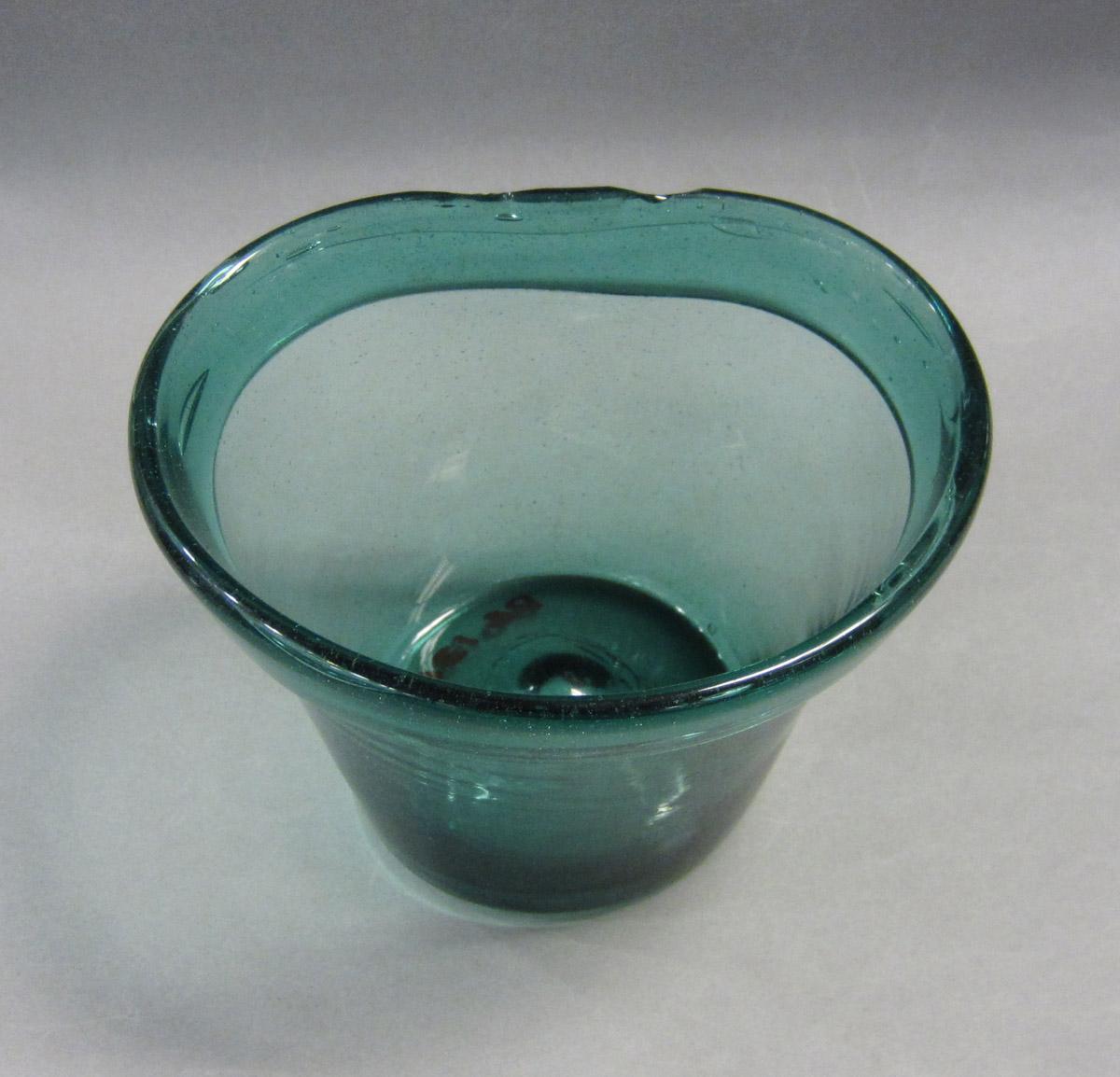 1986.0138 Flower container, view 2