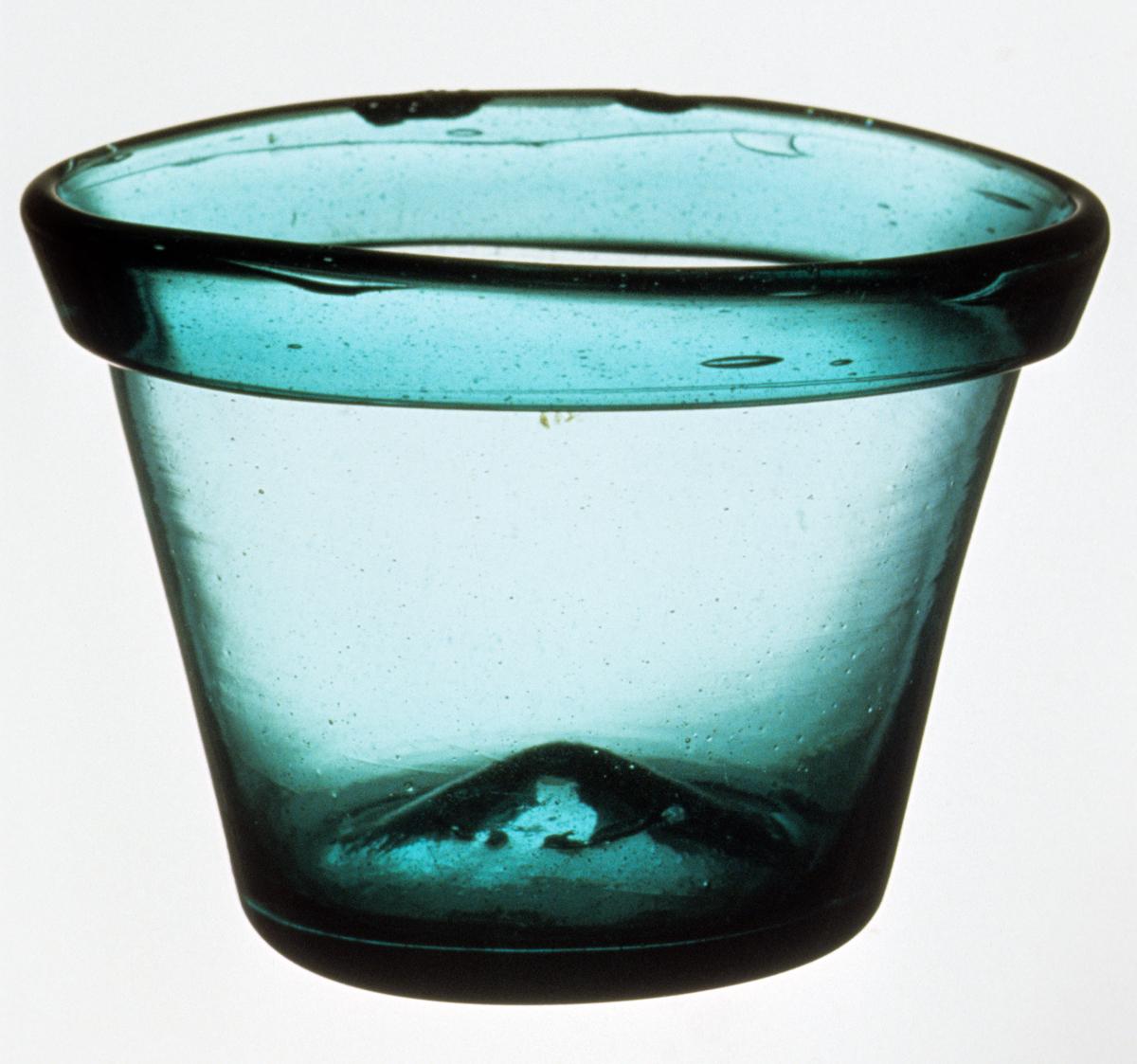 1986.0138 Glass wall pocket