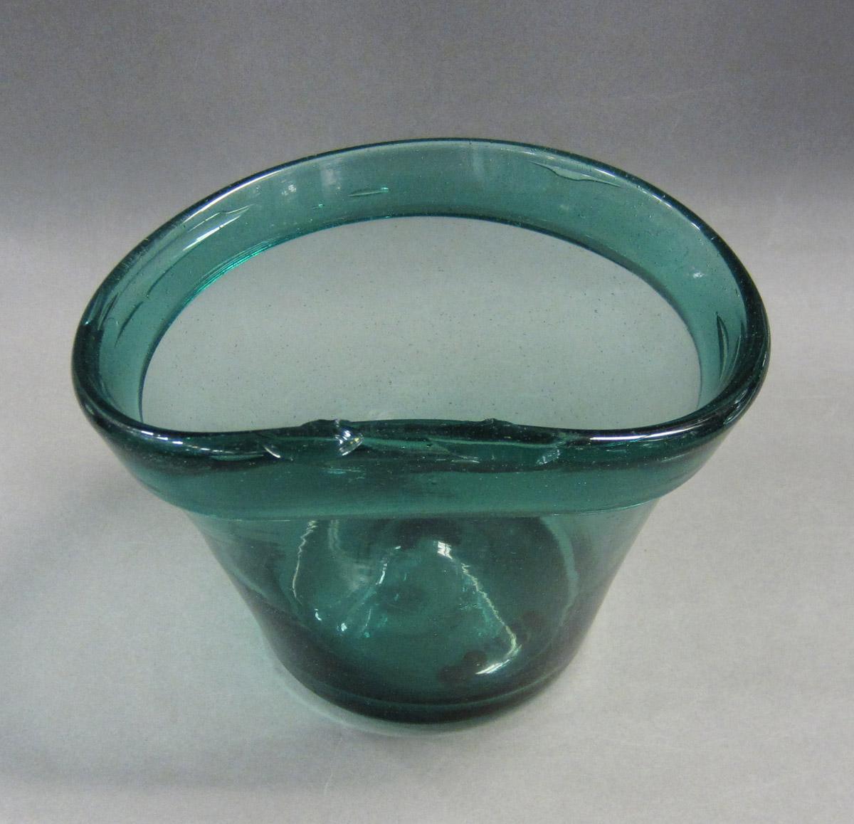 1986.0138 Flower container, view 3