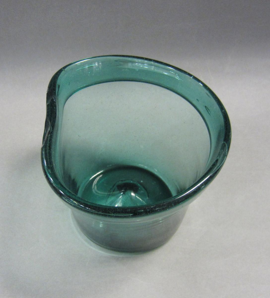 1986.0138 Flower container, view 4