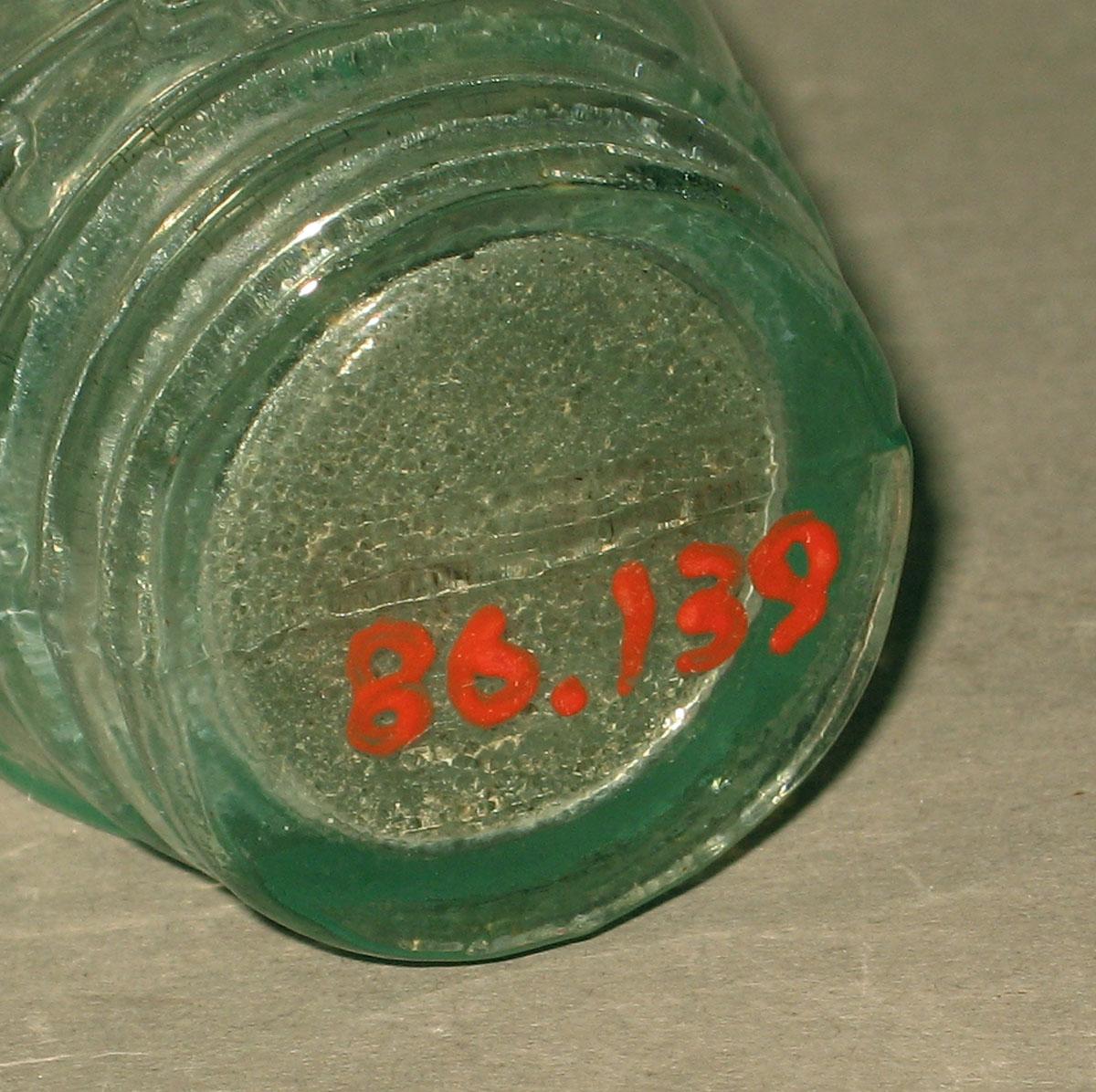 1986.0139 Glass bottle (underside)