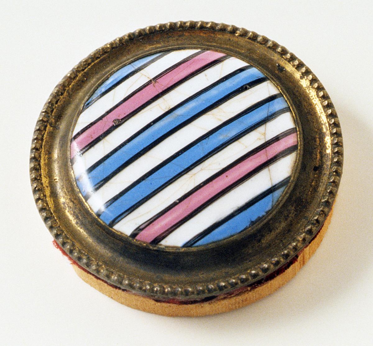 1987.0022.001 Cloak pin