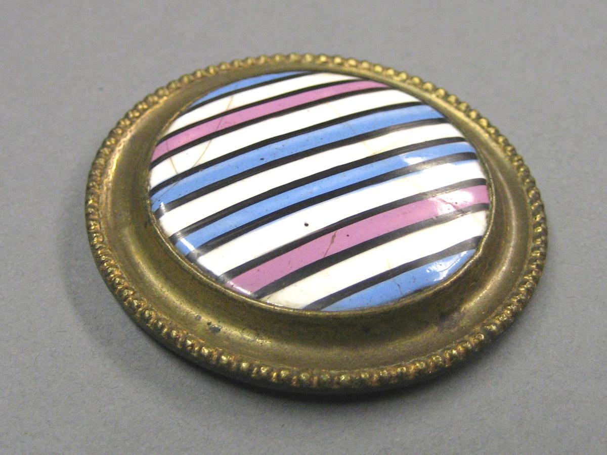 1987.0022.002 Cloak pin