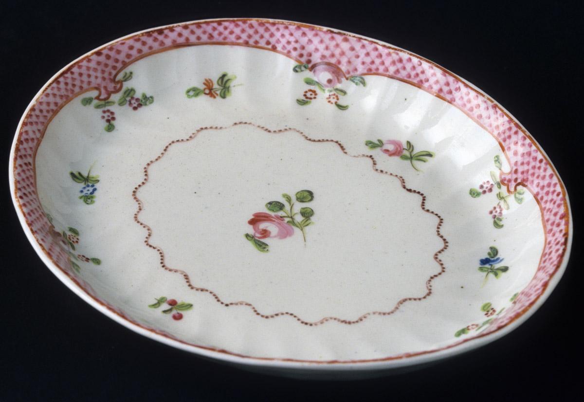 1987.0044 Porcelain stand