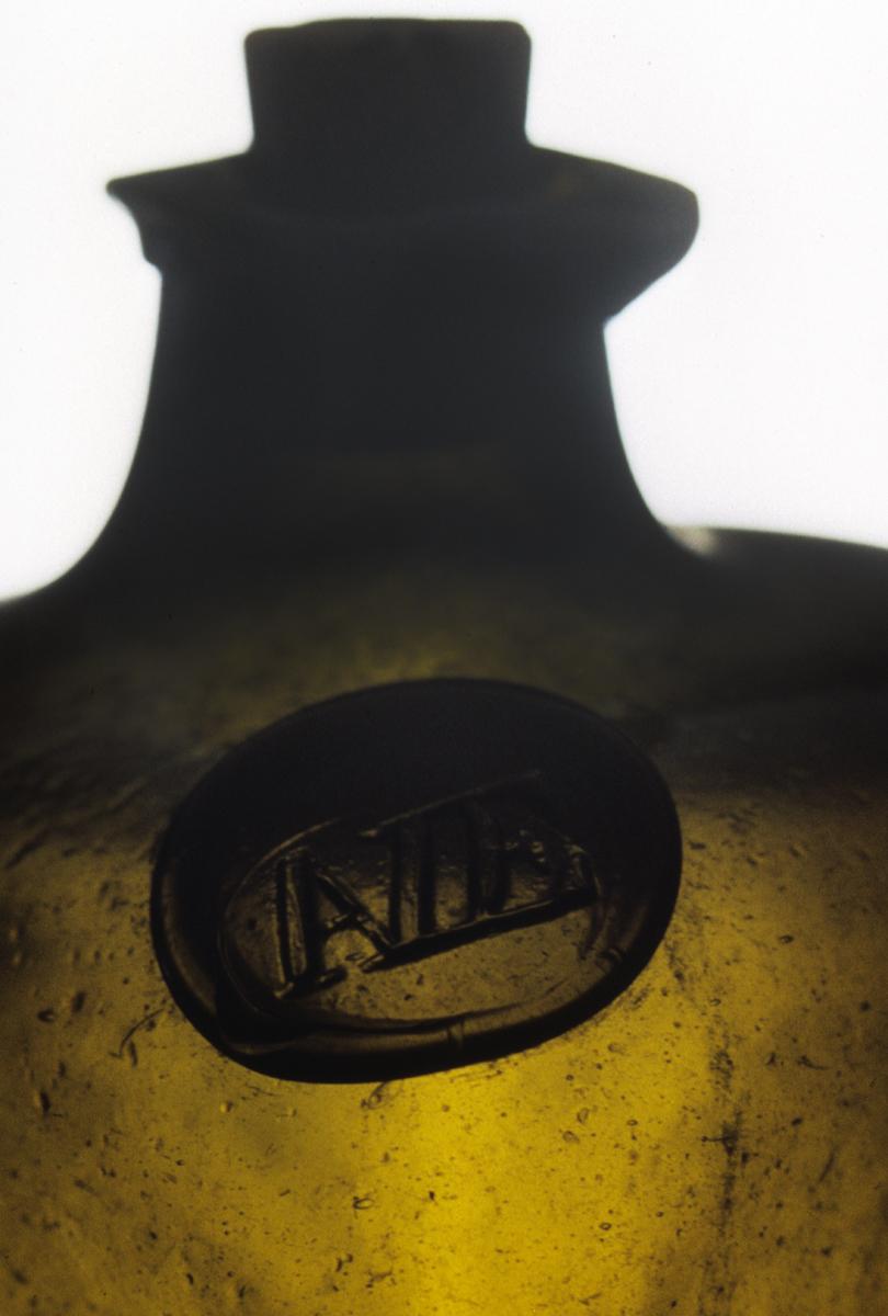 1987.0068 Bottle, Detail