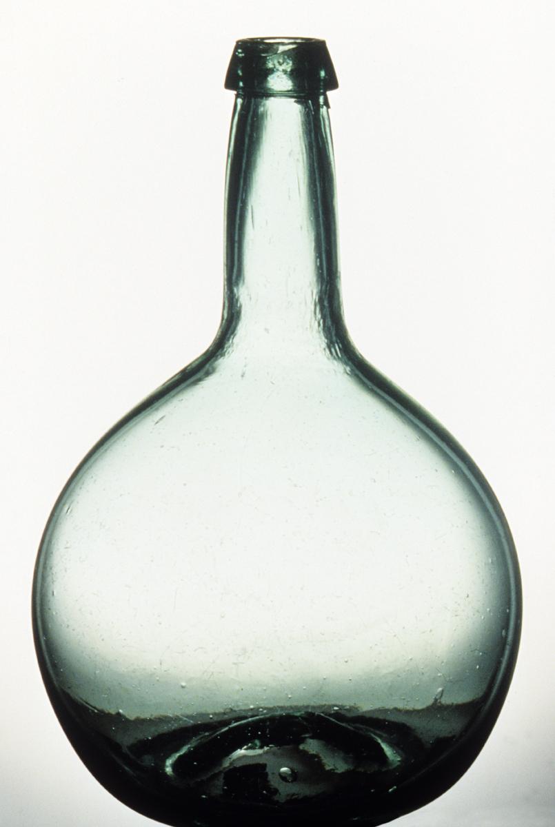1987.0700 Glass bottle