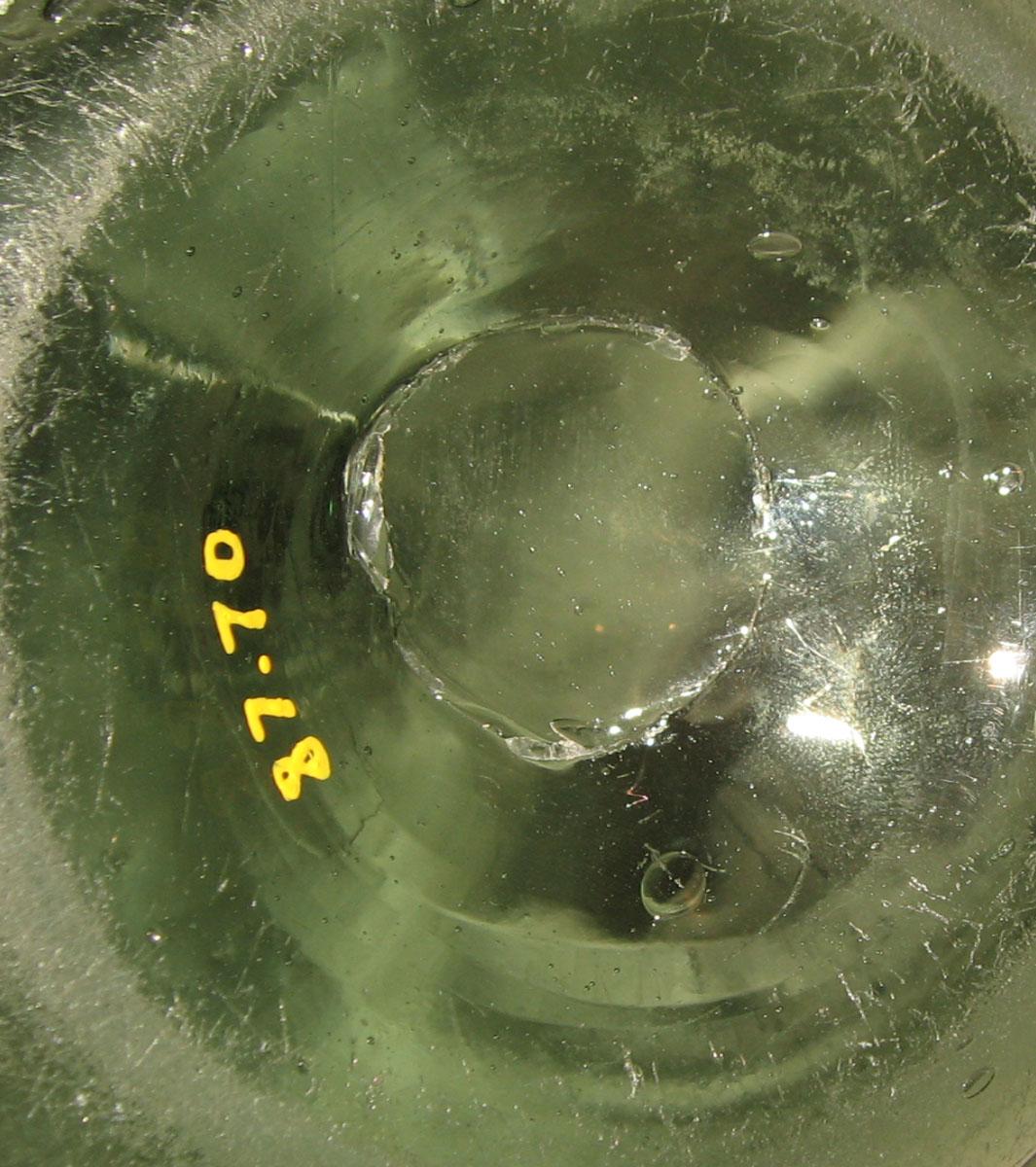 1987.0700 Glass bottle (underside)