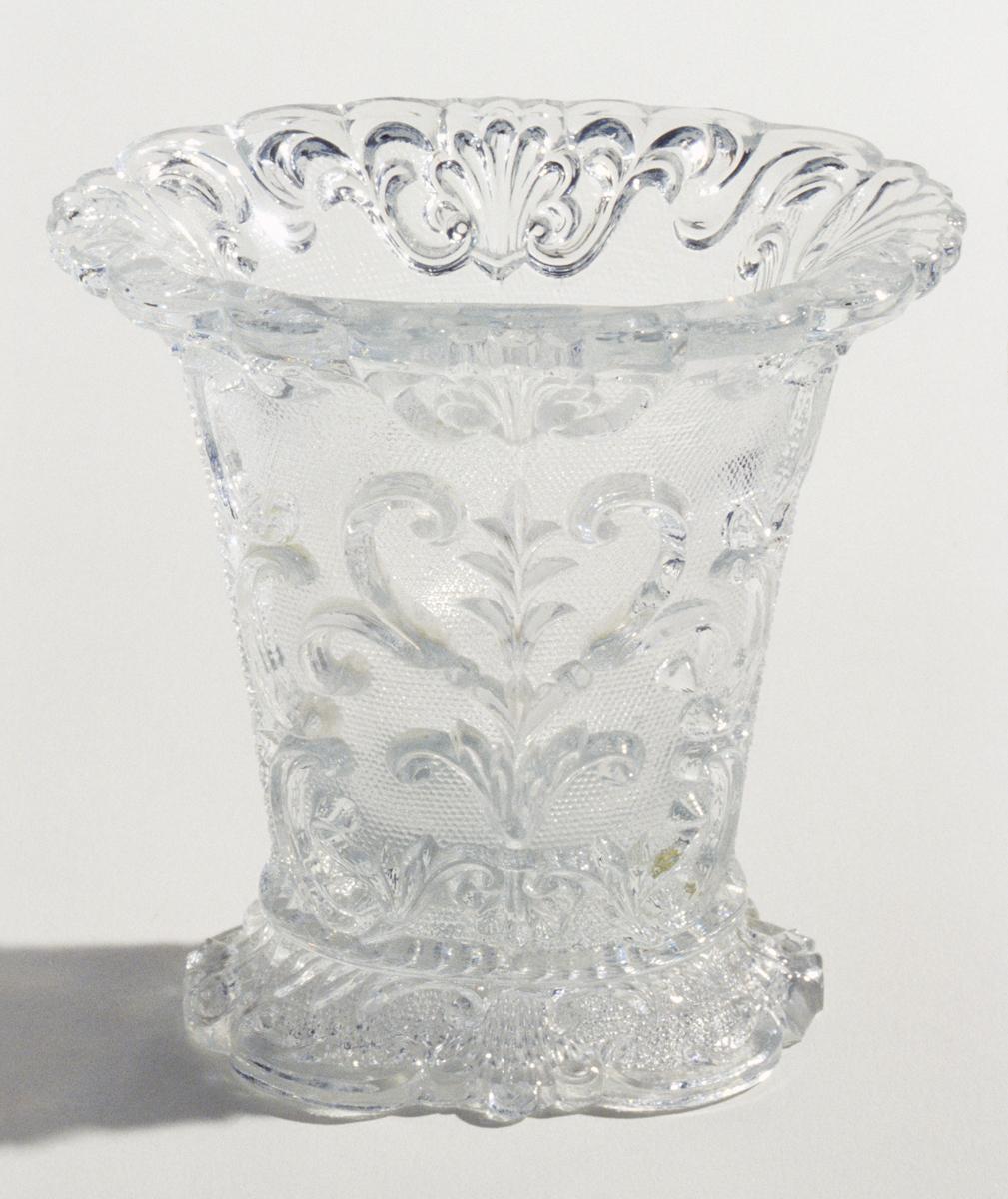 1987.0071 Glass vase