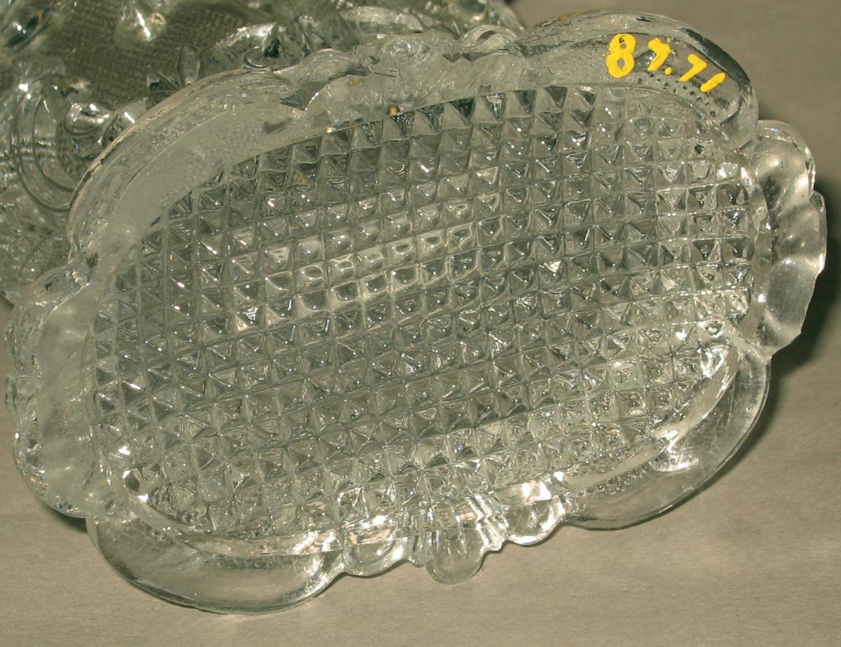 1987.0071 Glass vase (underside)