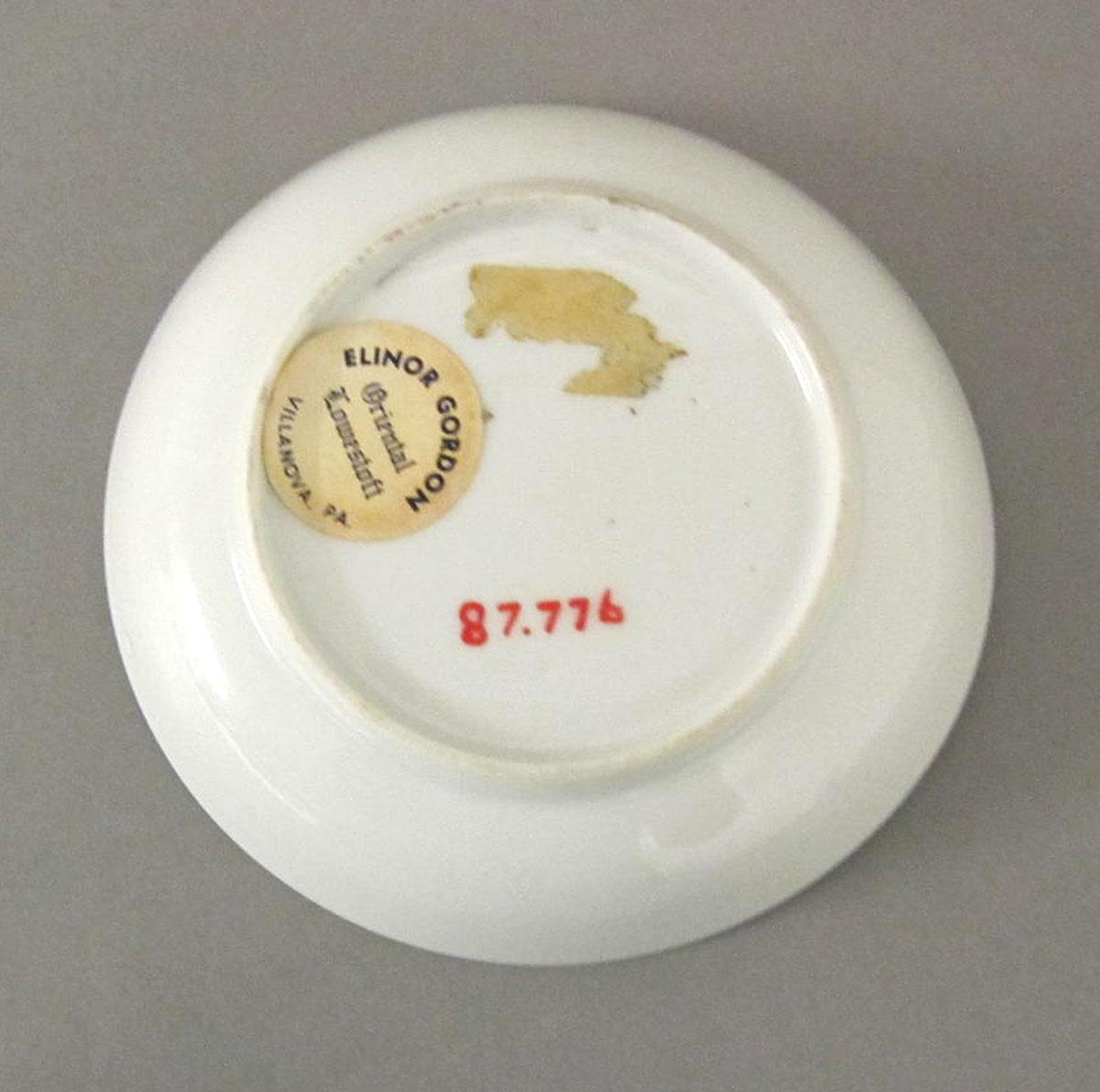 1987.0077 B Porcelain saucer underside