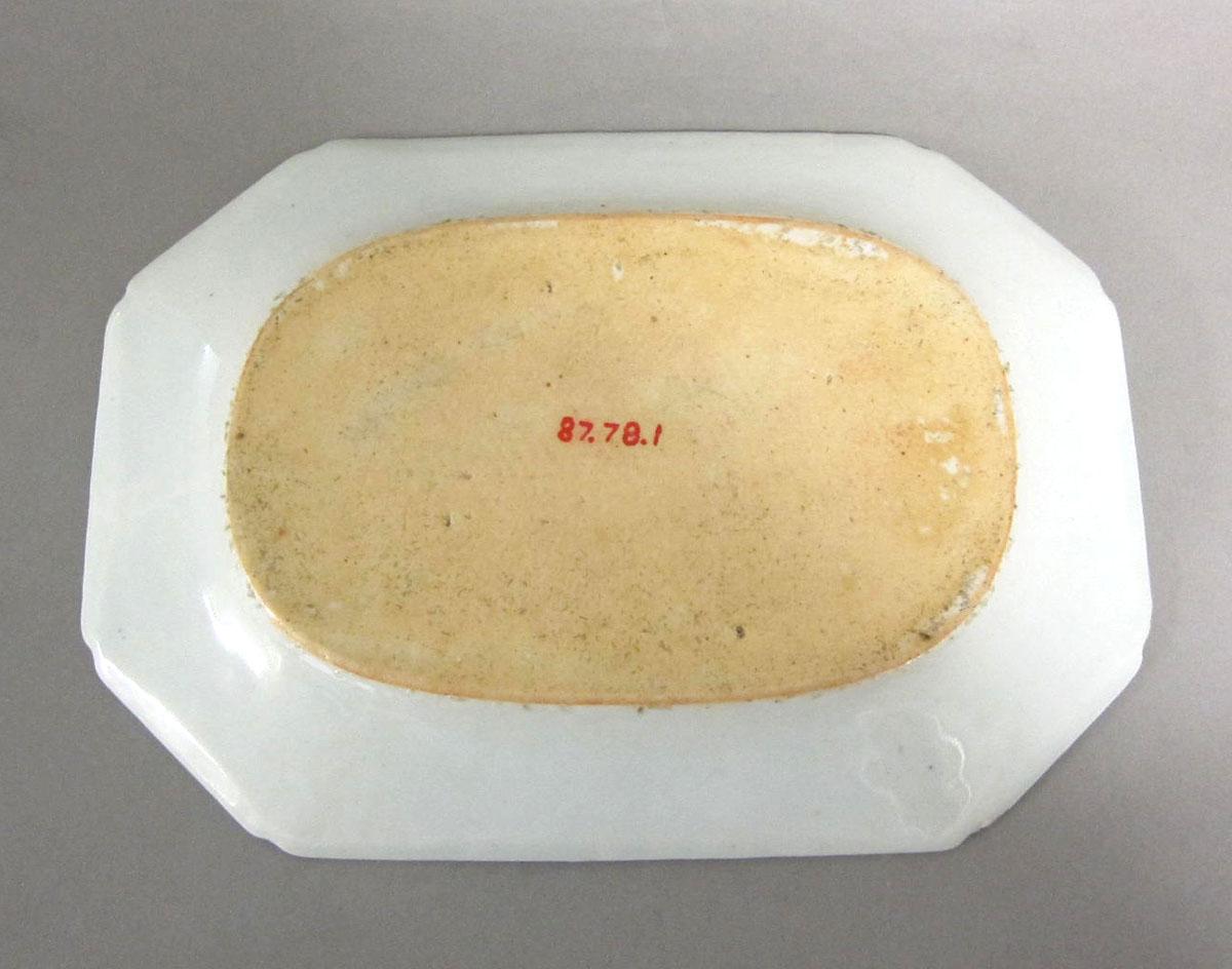 1987.0078.001 Porcelain platter underside