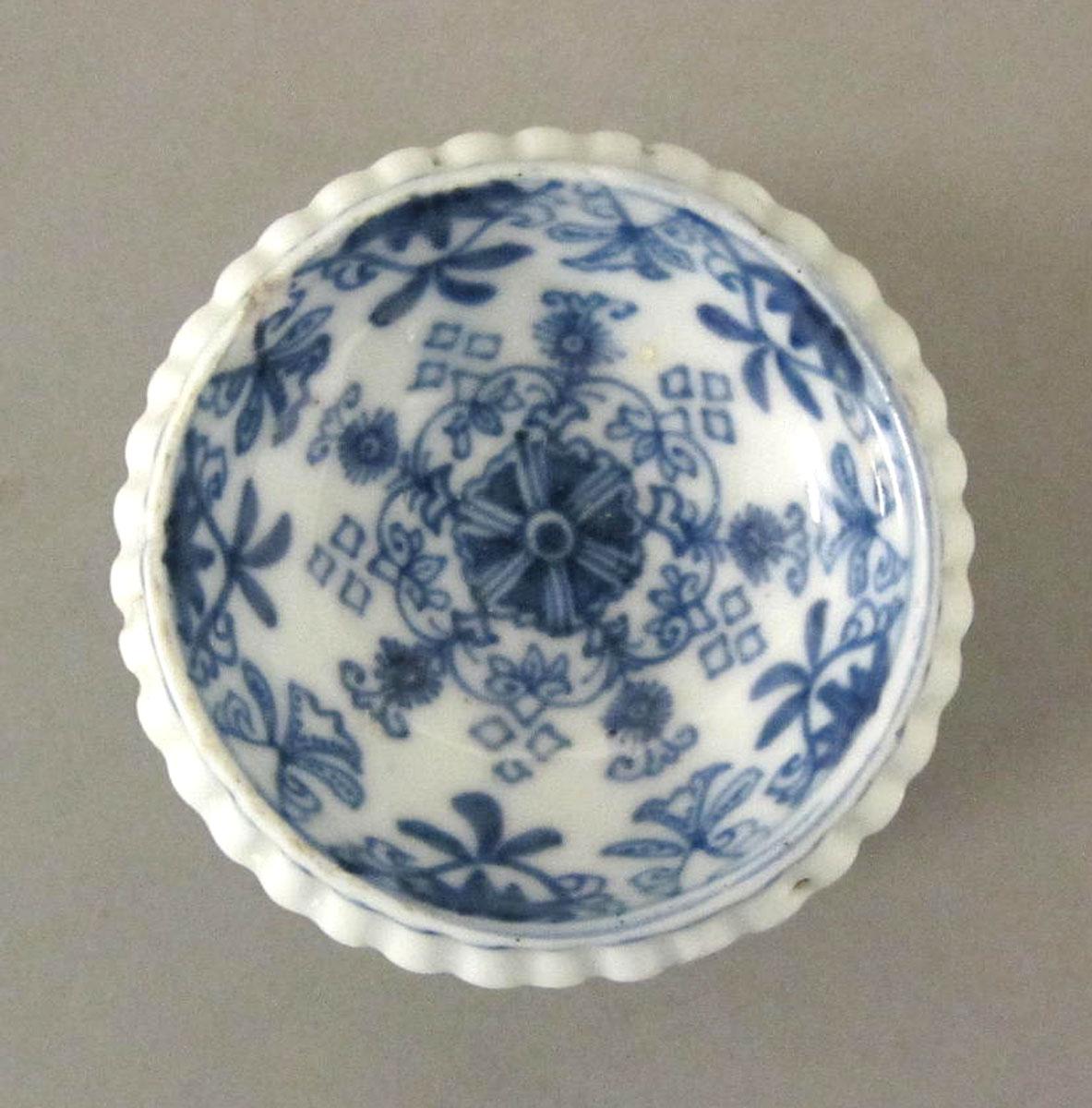 1987.0080.001 Porcelain salt top