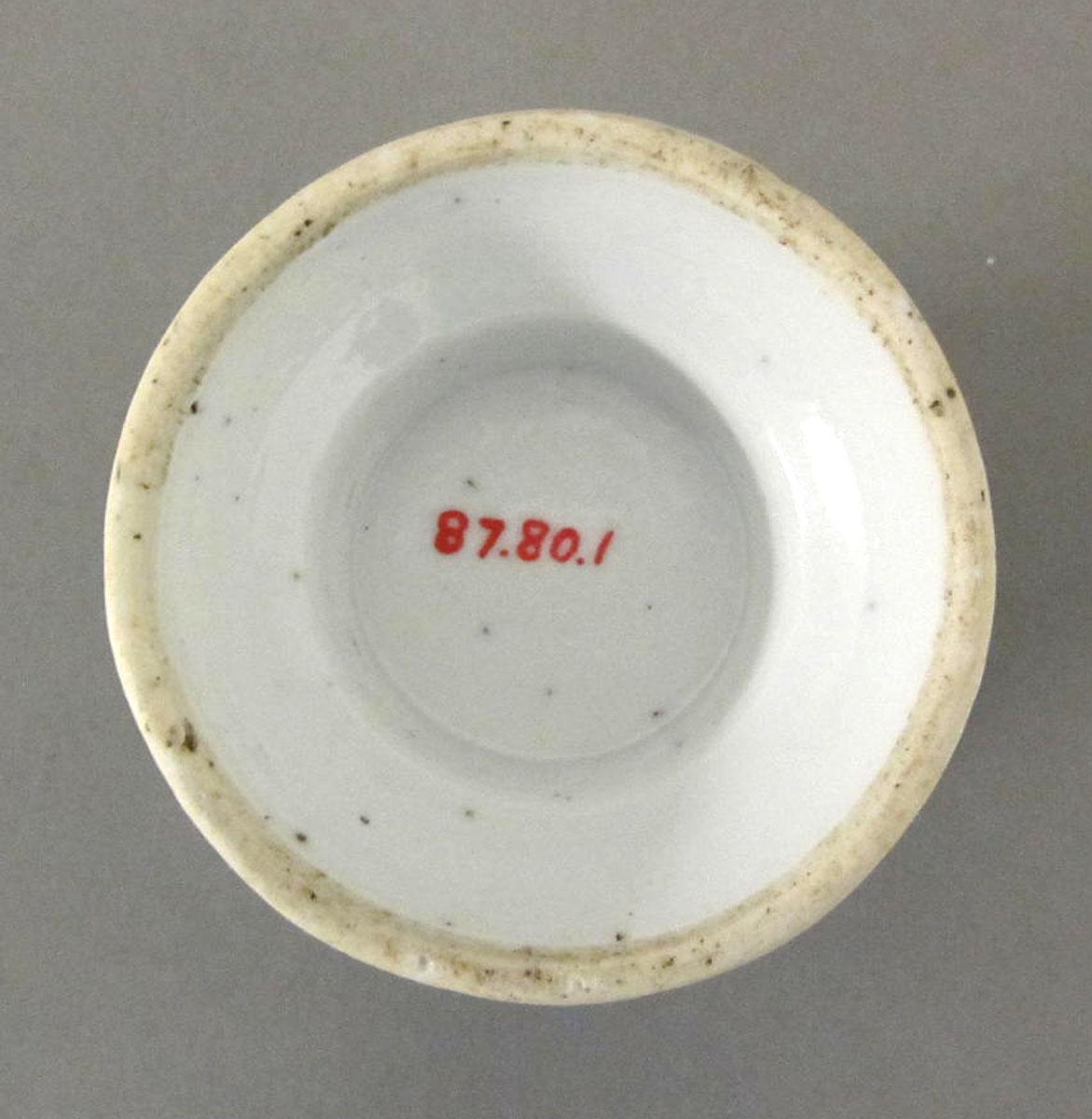 1987.0080.001 Porcelain salt underside