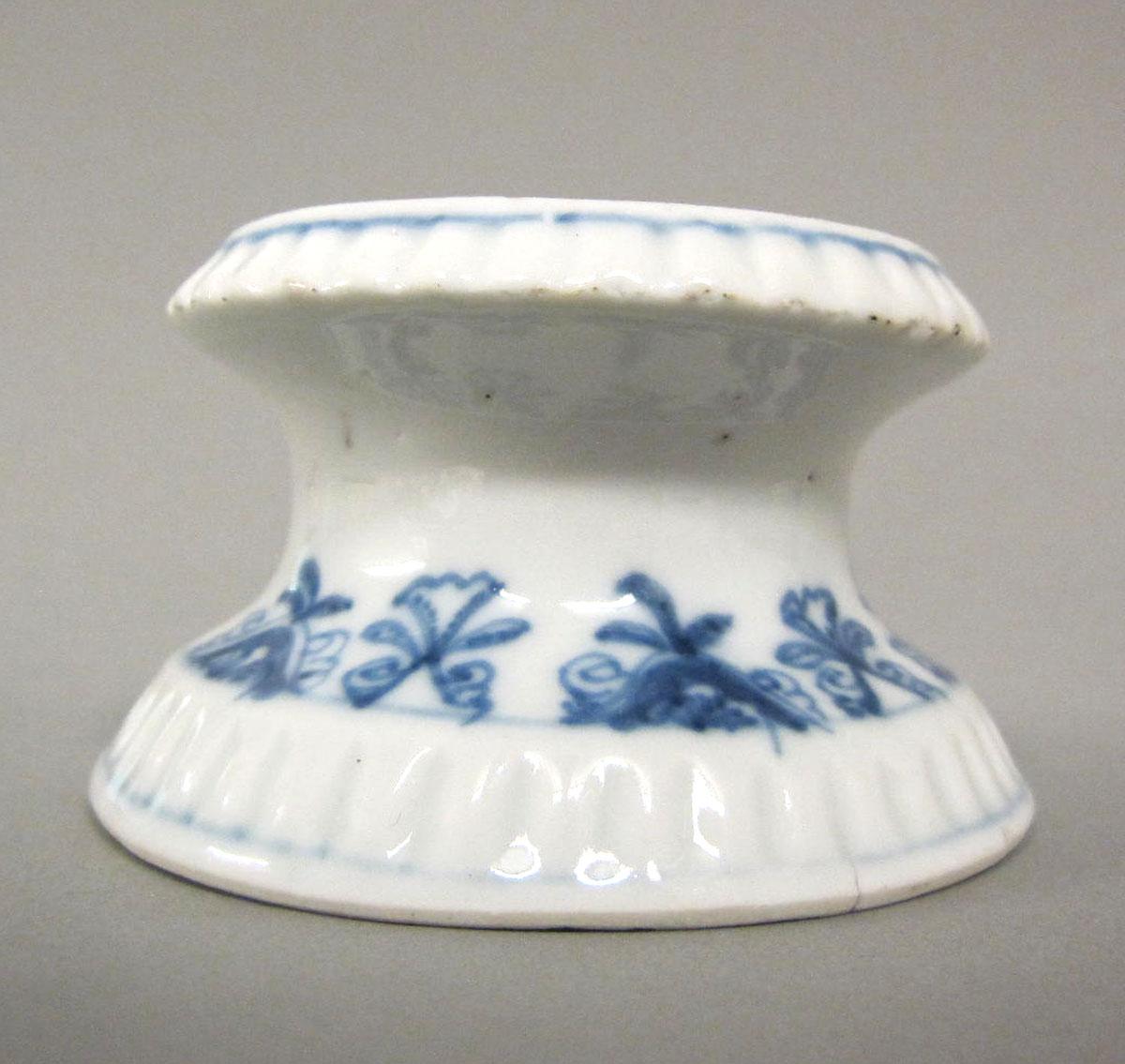 1987.0080.002 Porcelain salt