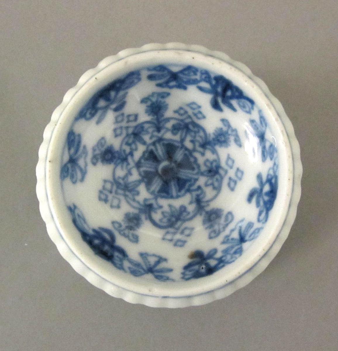 1987.0080.002 Porcelain salt top