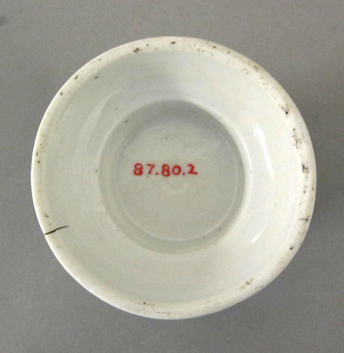 1987.0080.002 Porcelain salt underside