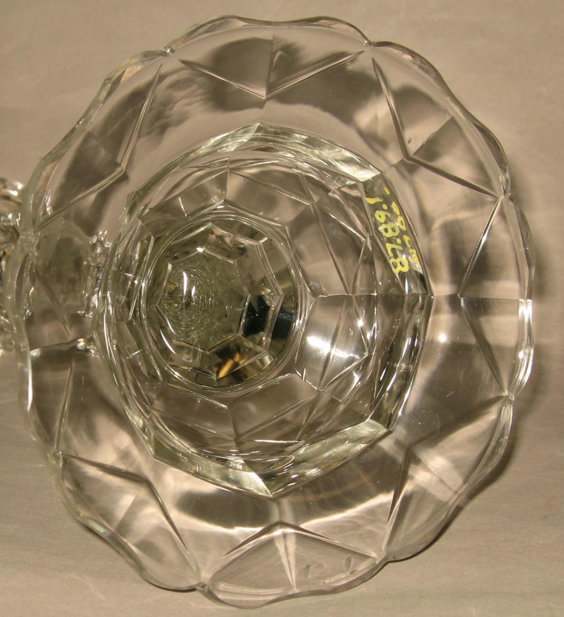 1987.0089.001 Glass candlestick (underside)