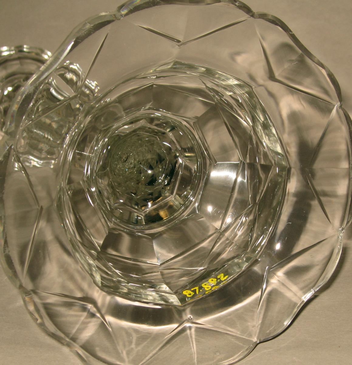 1987.0089.002 Glass candlestick (underside)