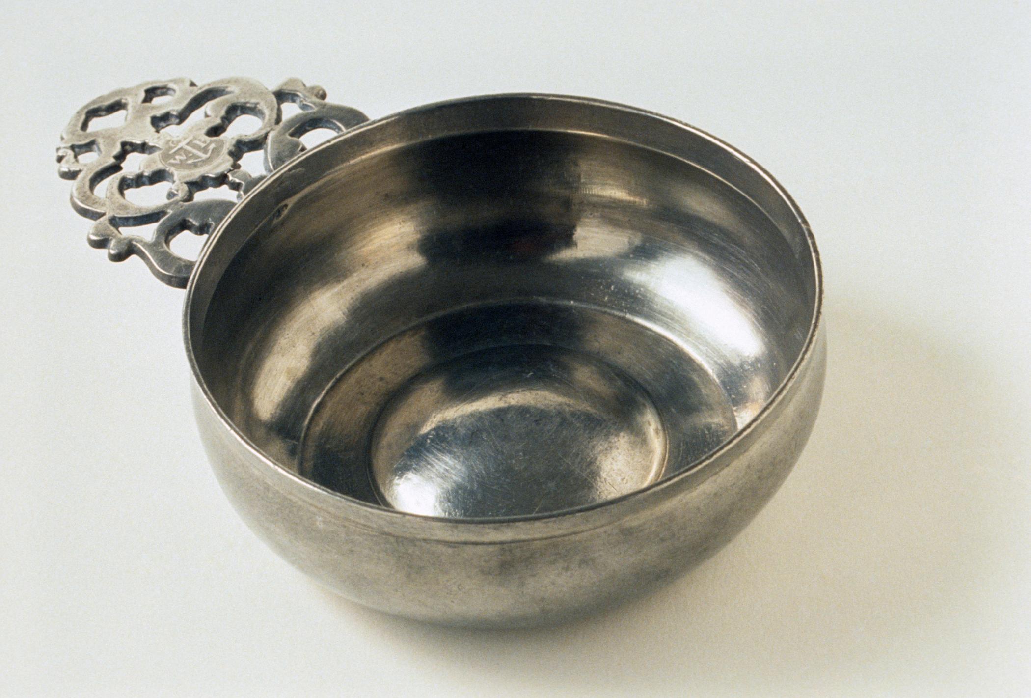 1987.0091 Pewter porringer