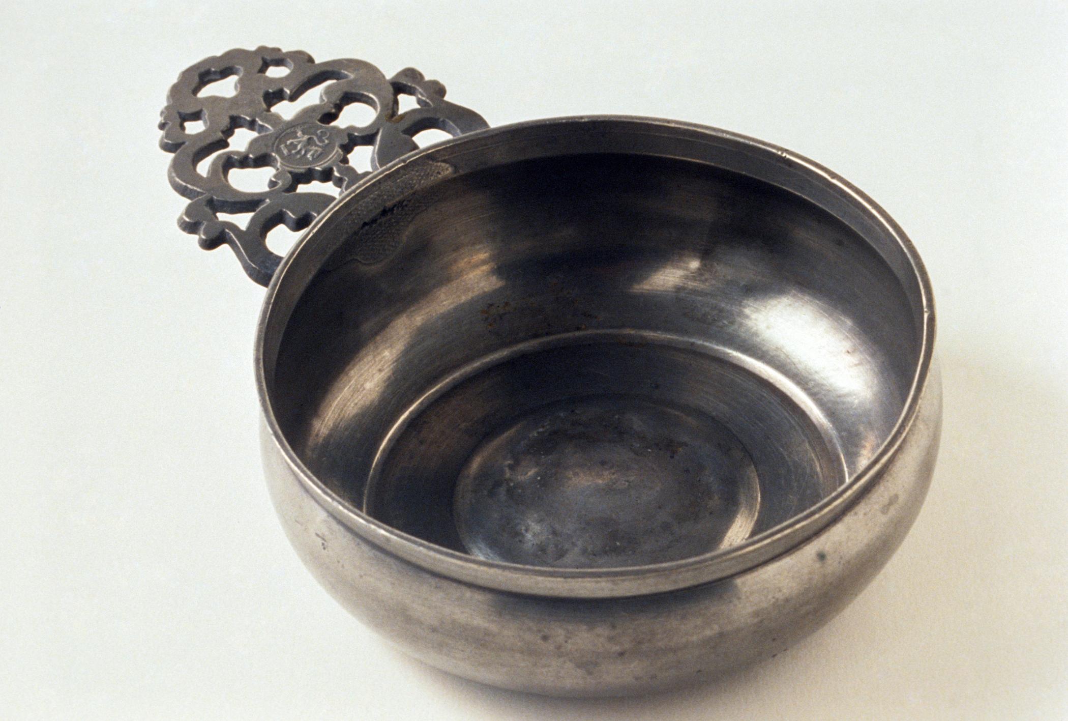 1987.0092 Pewter porringer