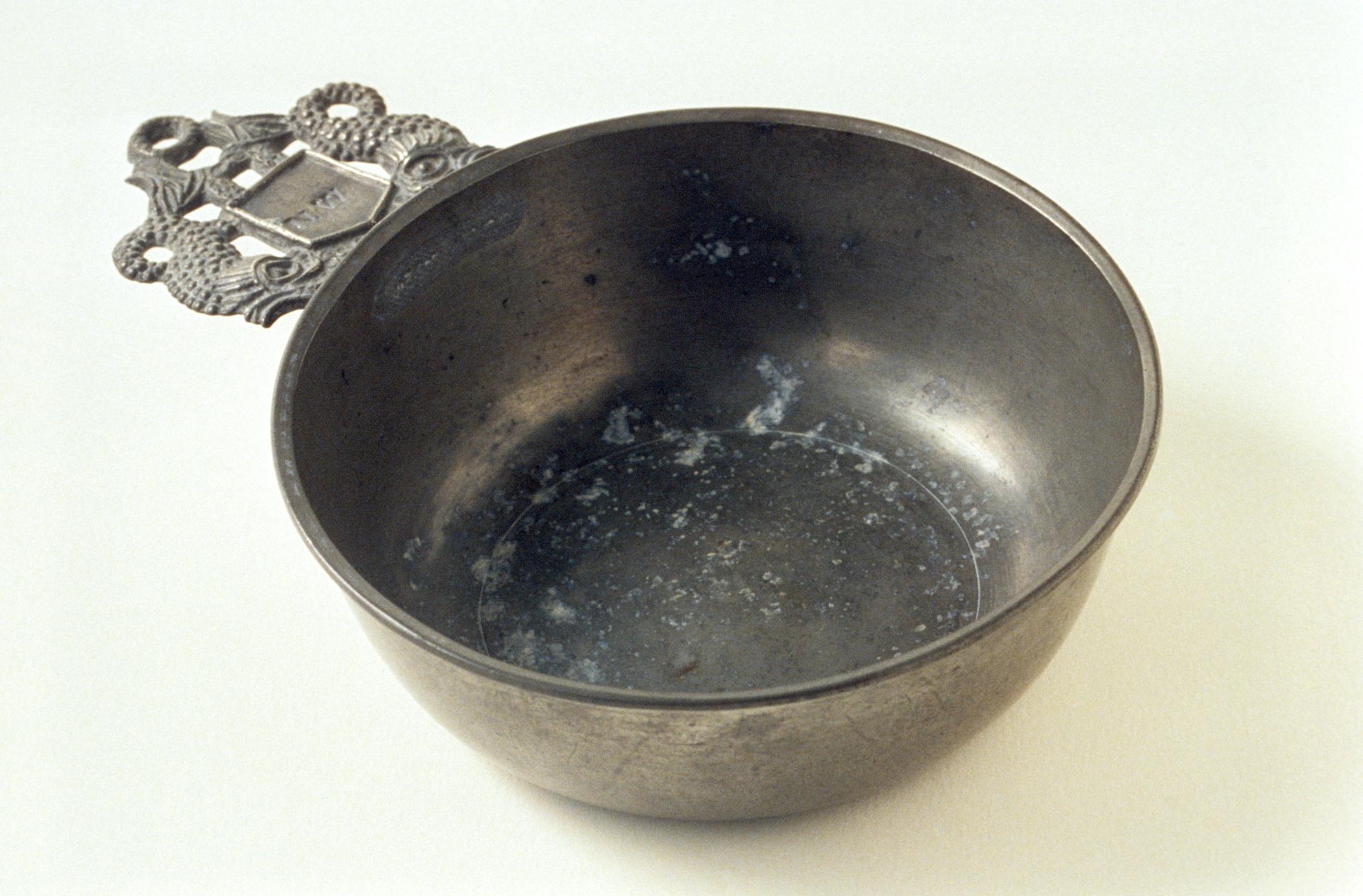 1987.0093 Pewter porringer