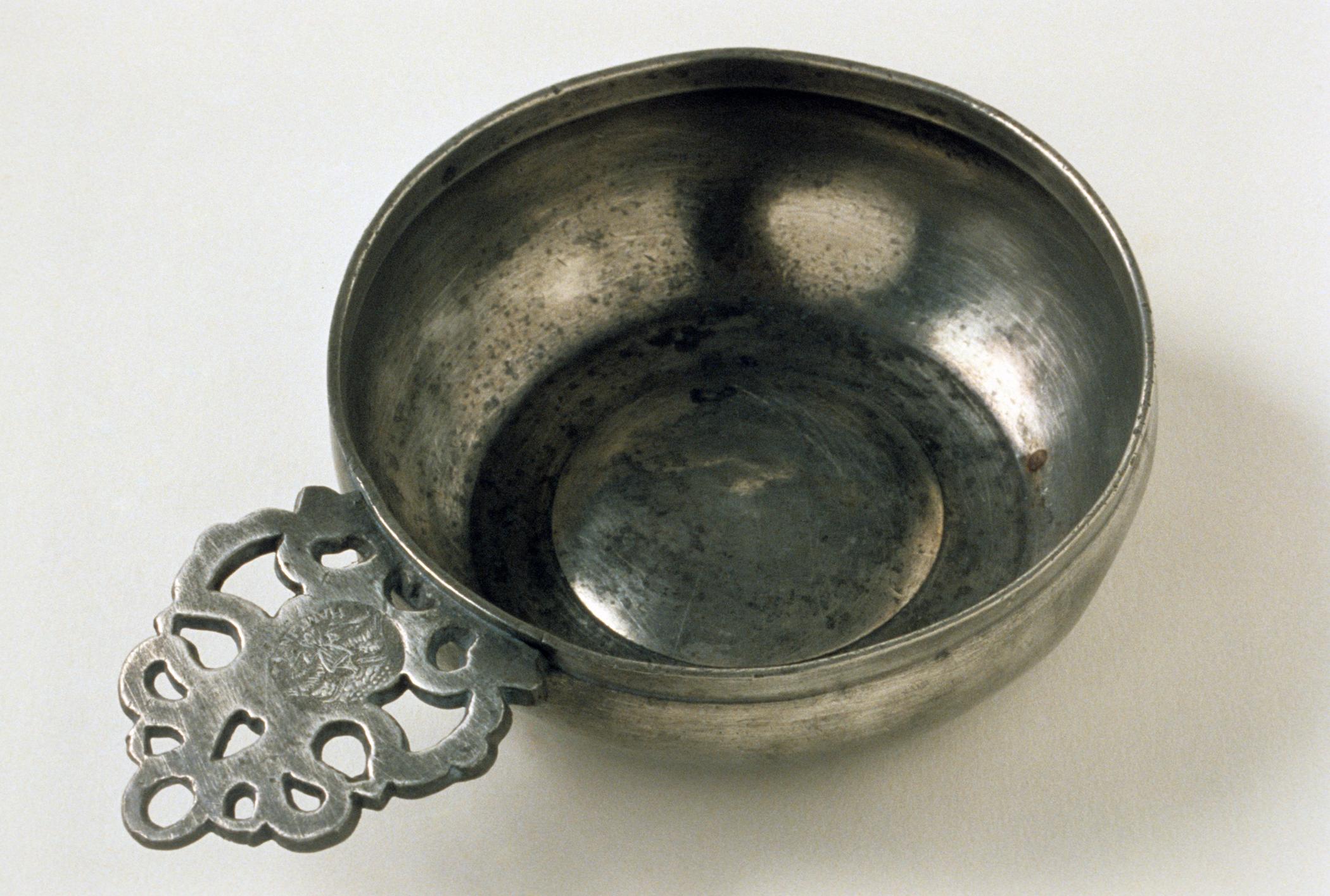 1987.0095 Pewter porringer
