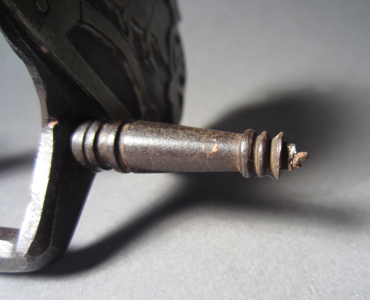 1987.0099 Pincushion clamp, Top