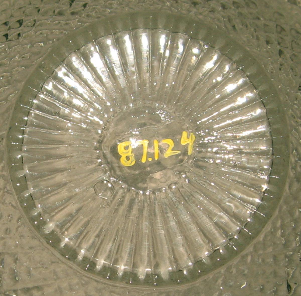 1987.0125 Glass bowl (underside)