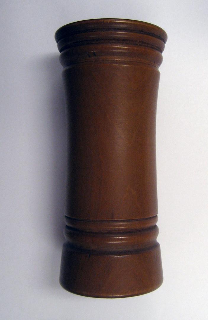 1987.0132 b Dice cup, profile
