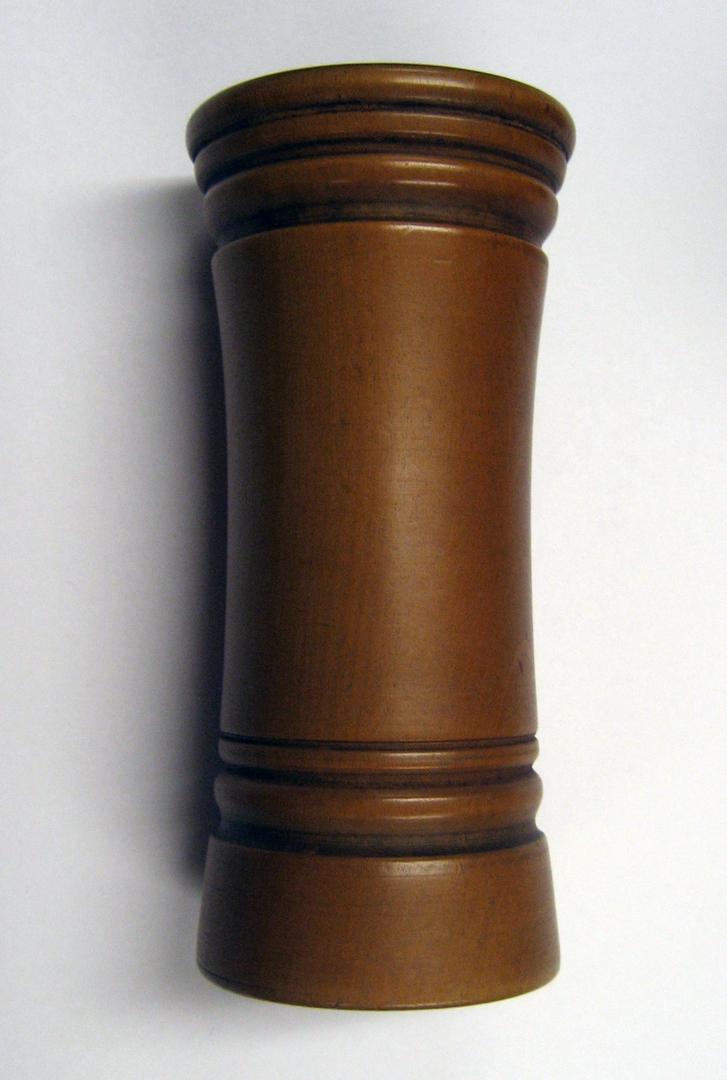 1987.0132 c Dice cup, profile