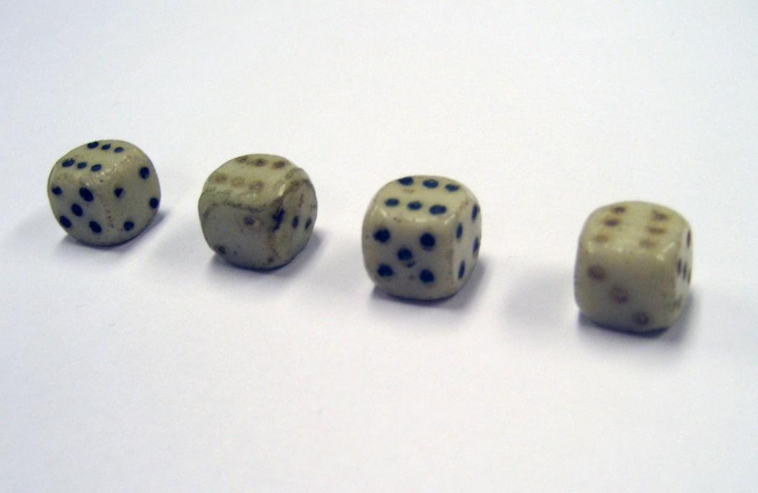 1987.0132 d-g Dice
