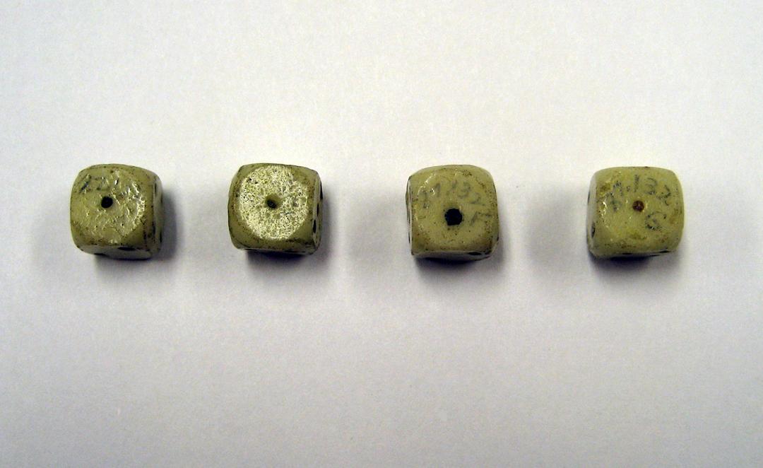 1987.0132 d-g Dice, profile