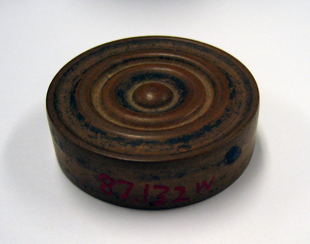 1987.0132 w Game piece, side