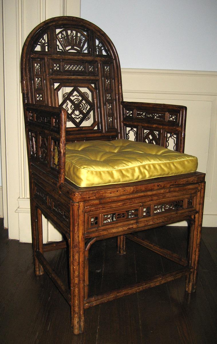 1951.0081.004 chair with 1987.0503.002 cushion view 2