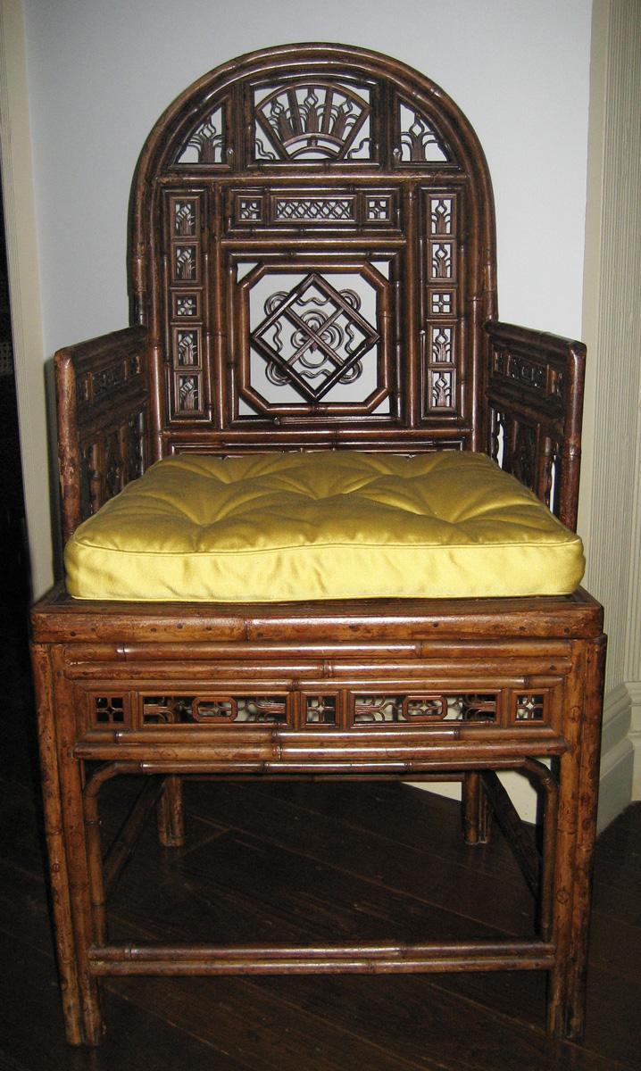 1951.0081.004 chair with 1987.0503.002 cushion view 1