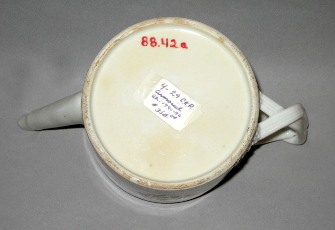 1988.0042 Teapot underside