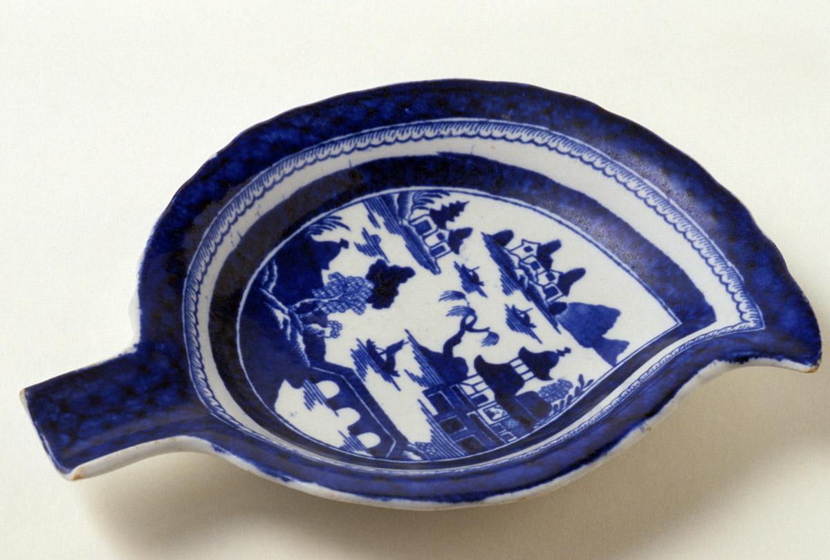 1988.0068 Dish, Leaf dish